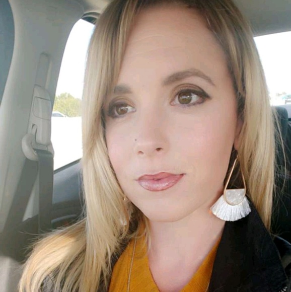 Meet your Posher, Jennifer - Picture 3 of 3